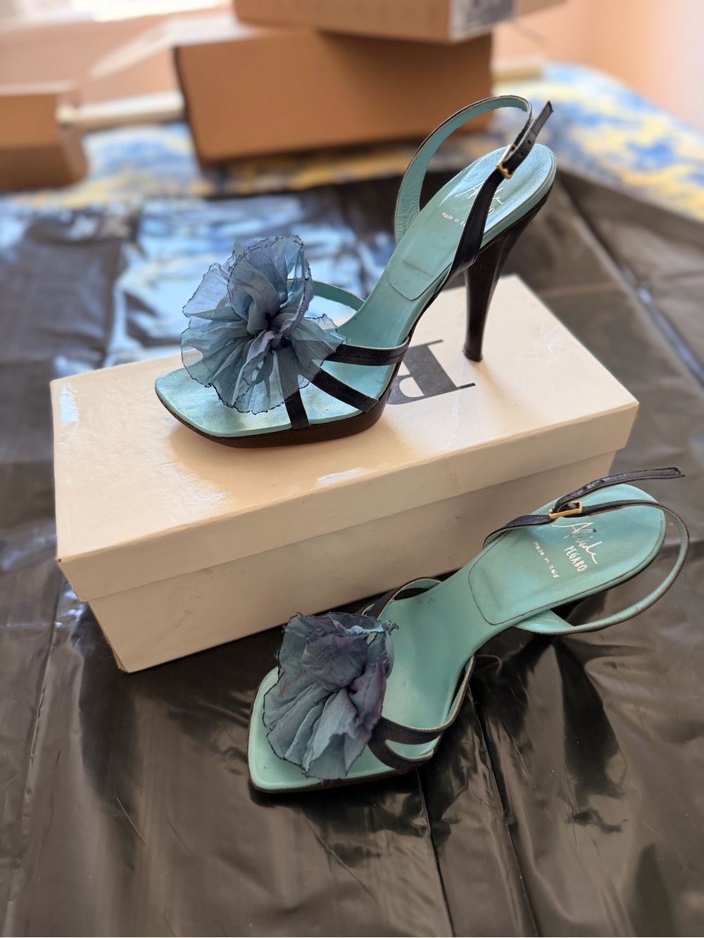 Beautiful Pegabo sling-back heels with flower - Picture 2 of 4